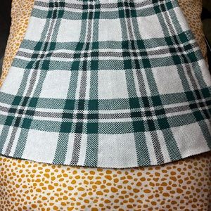NWOT Girls Green plaid skirt size 7/8